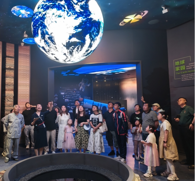 8月16日，機關(guān)黨支部組織黨員、青年員工及少年兒童赴青海省自然博物館開展“貫徹新發(fā)展理念 守護美麗青海”主題黨日活動。.png